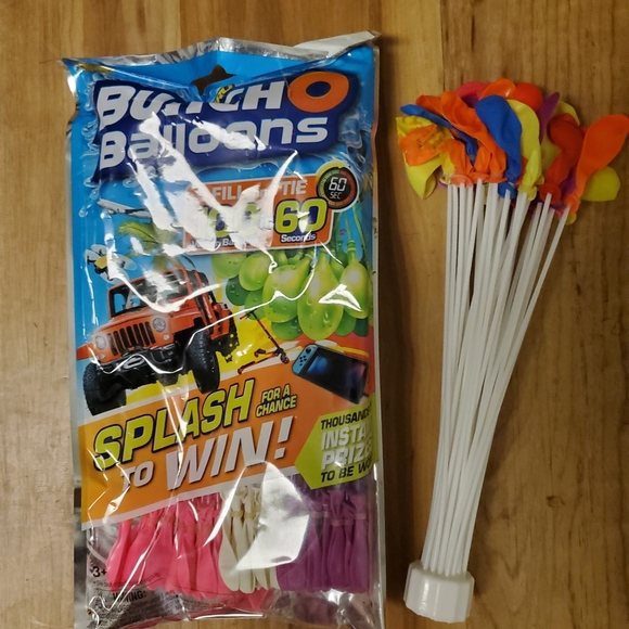 135 water ballons from Bunch o Ballons and 4 water shooters - Picture 3 of 6